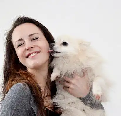 Шпіц з коханою господаркою