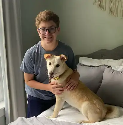 Щеня ханаанського собаки з дитиною