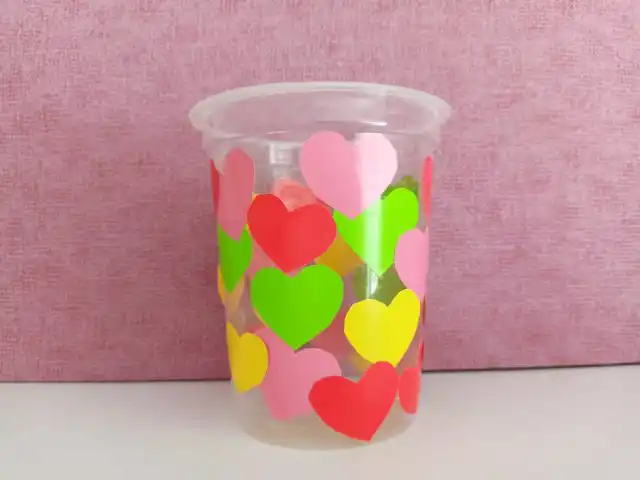 Приклеиваем сердечки на стаканчик с помощью клеящего карандаша
