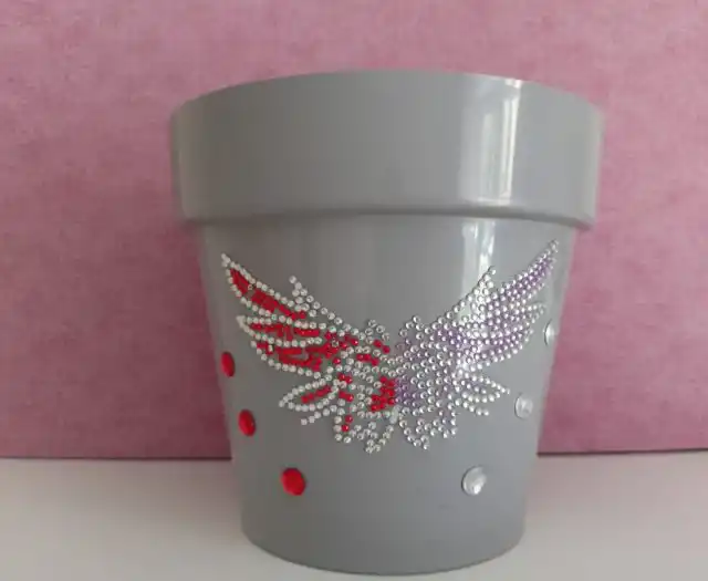 Выбираем понравившиеся наклейки и составляем композицию прямо на горшочке