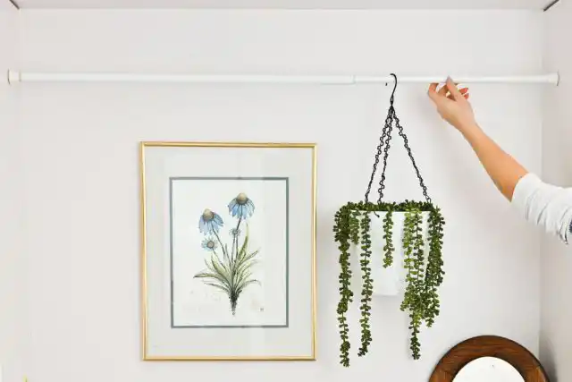 Один их конец упирается в одну стену, другой – в противоположную, и за счет этого они держатся под потолком