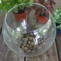 Укладываем щедрый слой дренажа. У меня это керамзит