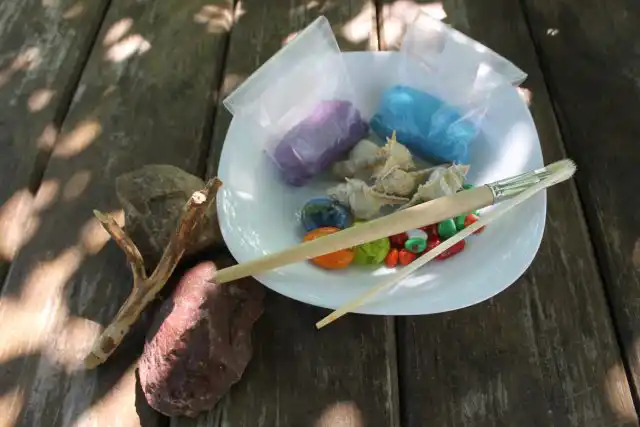 Вариантов декора масса. Я приготовила два больших камня натуральной окраски, разноцветные мелкие, цветной песок, разнообразные ракушки, небольшую коряжку