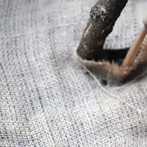 Декорируйте укрывной материал в горшке мешковиной