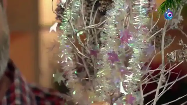 Украшение веток мишурой