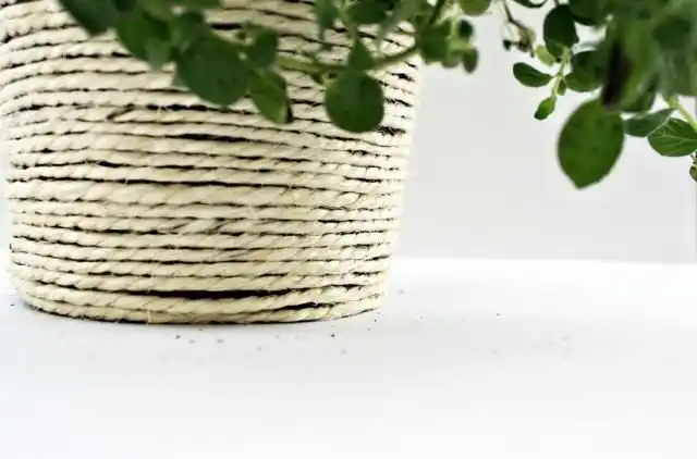 Декорирование цветочного горшка джутом