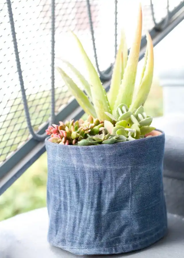 Декорирование цветочного горшка предметами одежды