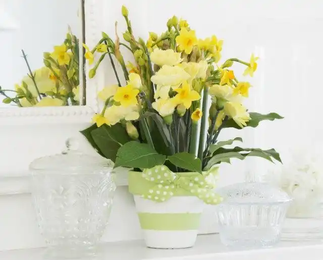 Декорирование цветочного горшка лентой