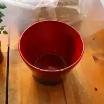 В дне горшка проделайте отверстия для стока воды