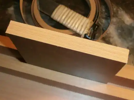 Излишки срезаем ножом и зачищаем наждачкой