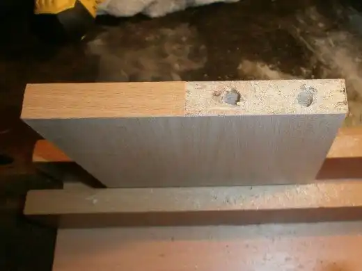 В неоклееной кромкой части сверлим два отверстия