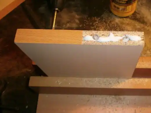 В ответной части тоже сверлим два отверстия, заливаем клей внутрь и на торец