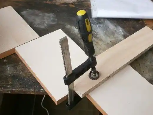 Соединяем обе половинки на шкантах и клею