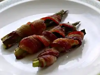 Побеги хосты в беконе