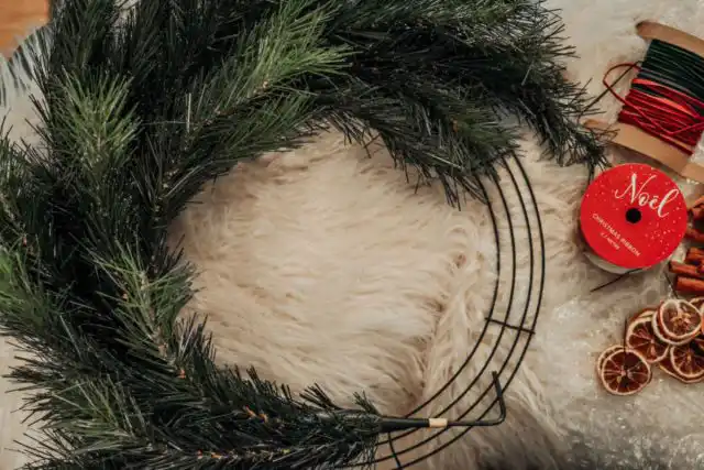 Стоит ещё рассмотреть возможность использования составных частей ёлки для декора и поделок.