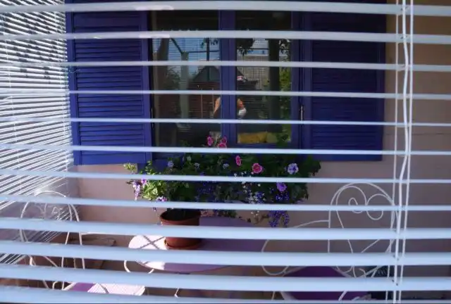 Для дополнительной камерности мы закрыли проемы террасы жалюзи