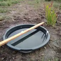 Ёмкость для мини-водоёма нужно выставить с помощью уровня строго горизонтально