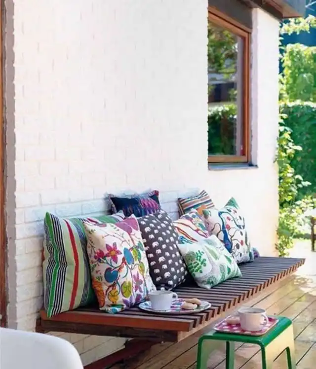 Деревянная скамья, прикреплённая к стене