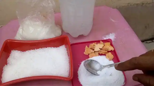 Приготовление раствора мочевины для удобрения растений