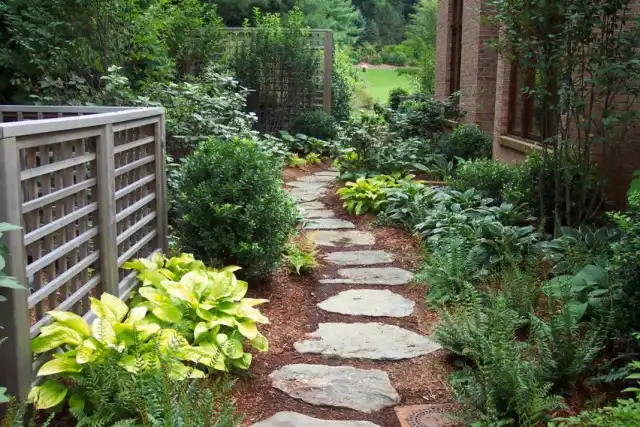 Цветник в тени дома