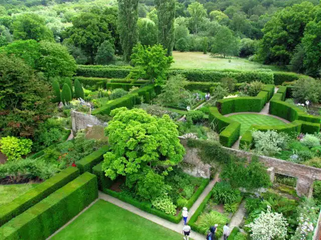 Пример панорамного сада с разделёнными зонами