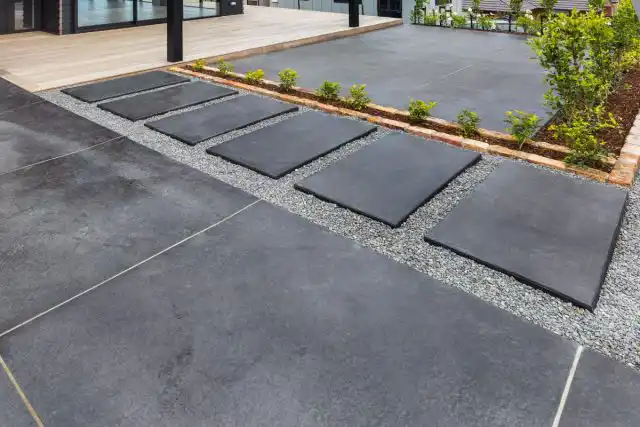 Темная бетонная плитка в мощении смотрится элегантно и стильно.