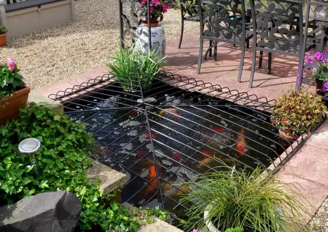 Декоративная решетка для ограждения пруда на участке