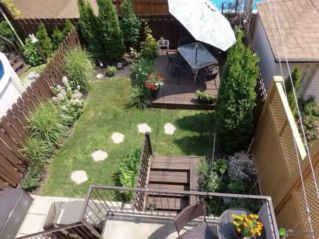 Сад у таунхауса с зоной отдыха