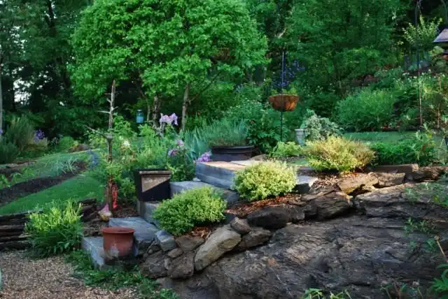 Широкие ступени можно декорировать вазонами или кашпо