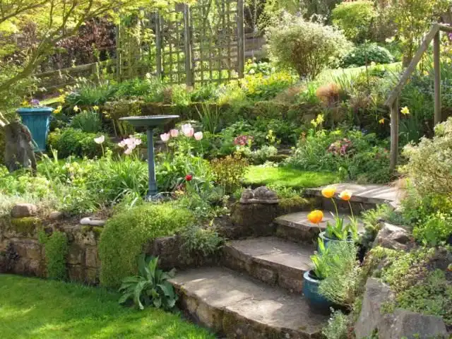 Дорожка на участке с перепадами высот