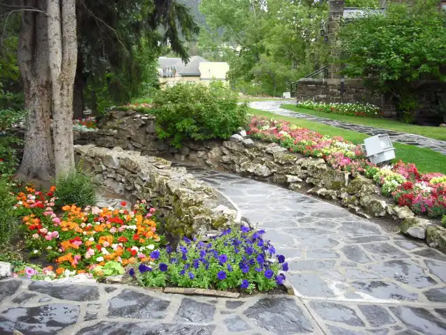 Дорожка из камня