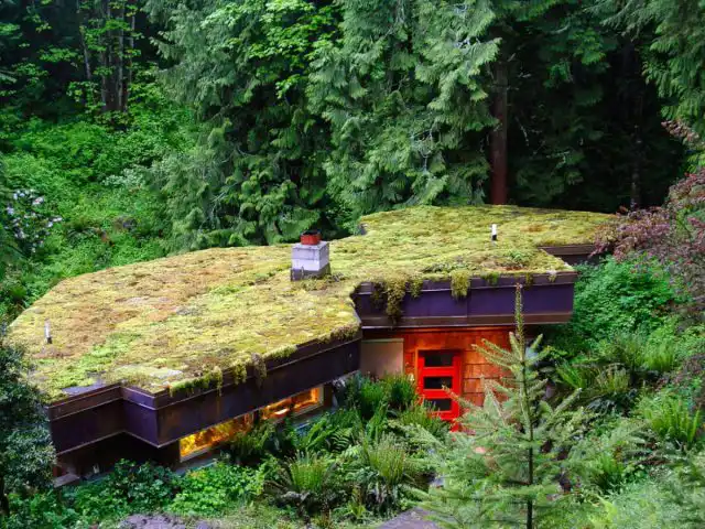 Традиционные исландские и норвежские дома с поросшими травой дерновыми крышами выглядят так, словно пришли к нам из древних легенд