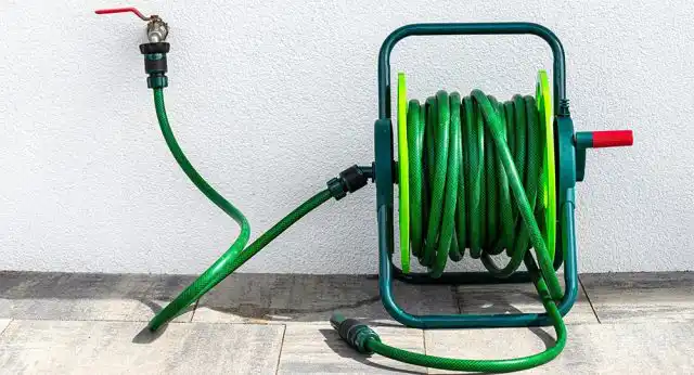 Распространённые «водные» работы можно облегчить, если использовать обычный поливочный шланг