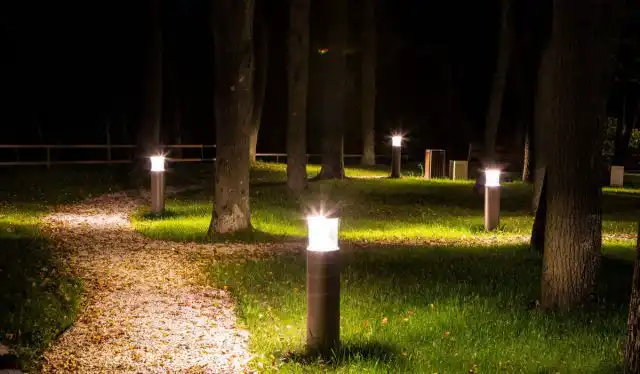 Болларды - это маломощные фонари-столбики 50-100 см, которыми в принципе можно осветить что угодно