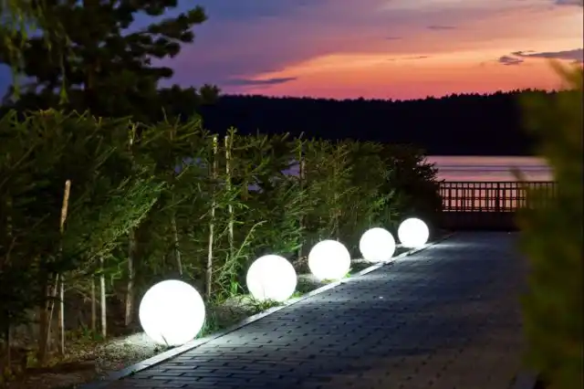 Световые шары, кубы, более сложные фигуры, в том числе покрытые люминесцентной краской, задают тон и подчеркивают стилистику сада в темное время