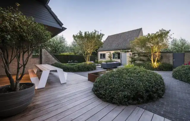 На сегодняшний день скандинавский стиль стал чрезвычайно популярным в интерьере. В саду же эта тенденция выражается в предпочтении таких материалов как ротанг, плетеная мебель, хлопок, камень, кожа, лен и пледы из искусственного меха.