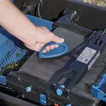 Оборудование (насос, фильтр, форсунки для фонтана) отключают и чистят. Их обязательно проверяют на предмет износа