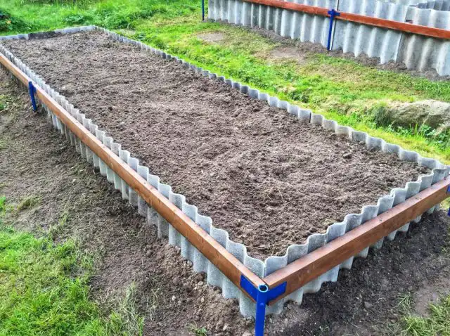 Для создания бордюров можно использовать любые подручные материалы, например, терракотовые цветочные горшки или остатки металлочерепицы. Все зависит от креативности садовода