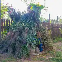 Сделайте с детьми домик в саду, например из садовых веток. Для этого можно использовать даже живые растения.