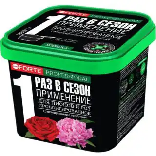 Почву, которую вносят в посадочные ямы, нужно смешать с 60-80 г гранулированного удобрения для пионов и роз Bona Forte
