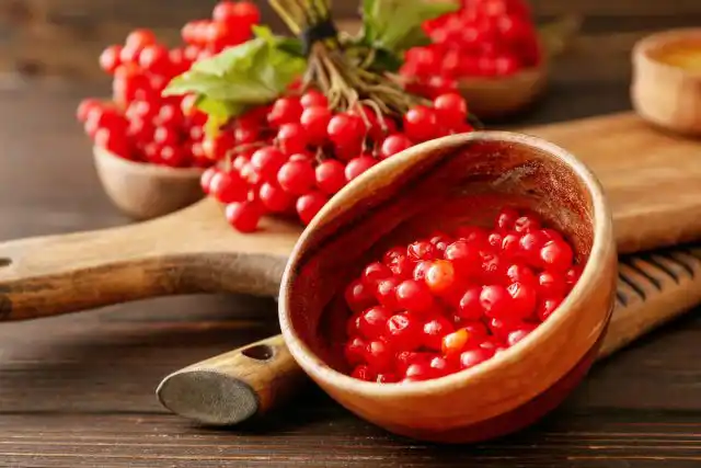 Очень полезна для кожи лица питательная и омолаживающая маска из калины