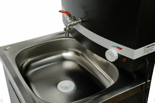 Стоит позаботиться о коже своих рук, да и посуда лучше и проще отмывается в теплой воде.