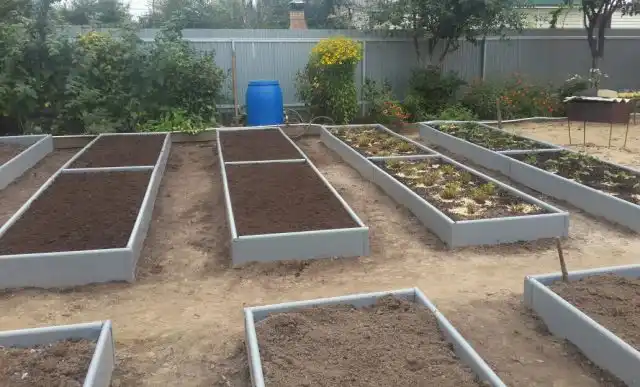 Расположение и цвет коробов можно подобрать под индивидуальные особенности участка