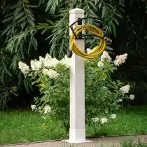 Белый держатель для шланга с коваными деталями