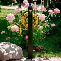 Садовая колонка с круглым держателем шланга