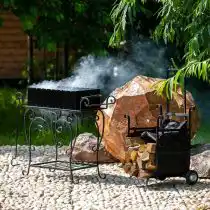 Дымящийся мангал на витых ножках