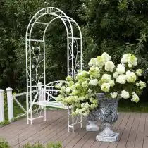 Кованая белая беседка со скамьёй