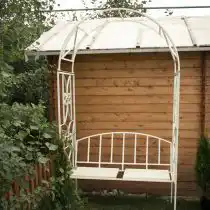 Белая арка со скамьёй