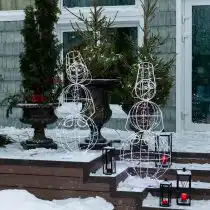 Снеговики из гирлянды радуются наступающему празднику