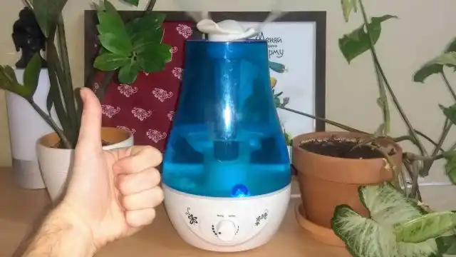 Они спасают, когда зимой воздух в доме настолько сухой, что сохнет кожа, першит в горле, трудно спать. Но есть важный нюанс: если пользоваться ими без остановки и не проверять влажность, результат будет обратным.